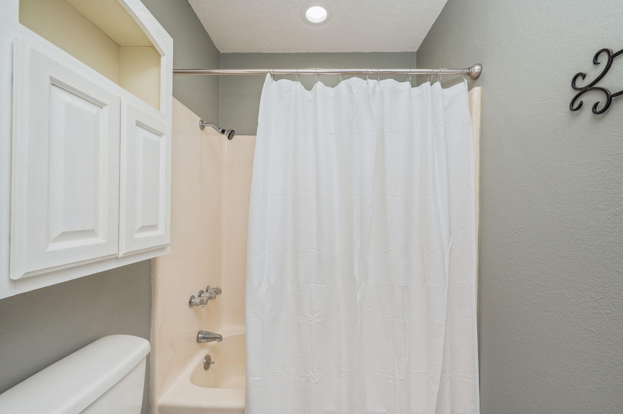91 North Street DeFuniak Springs, FL 32433 - Photo 33 of 55 a bathroom with a shower curtain and a sink