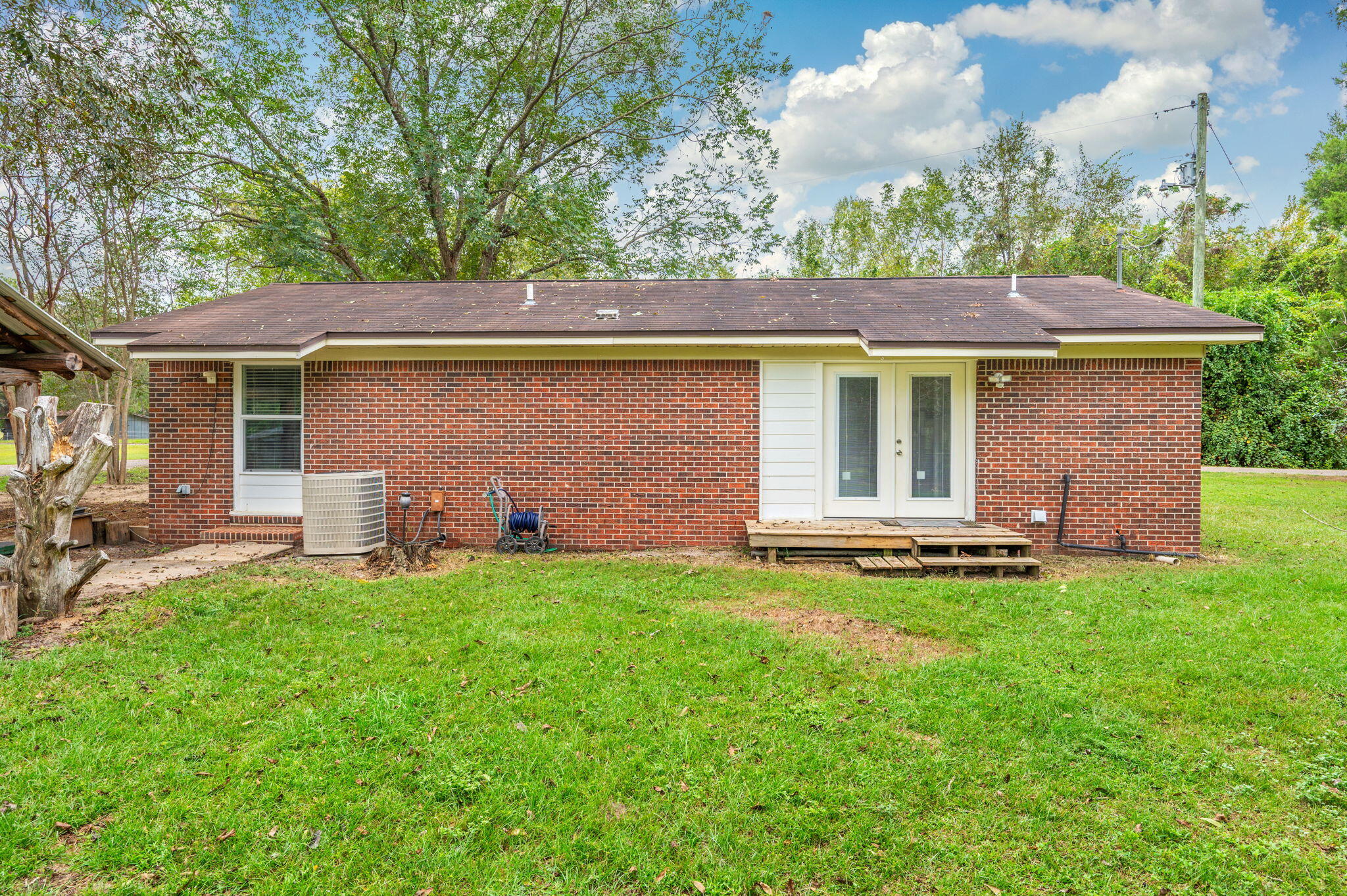 91 North Street DeFuniak Springs, FL 32433 - Photo 35 of 55 a front view of a house with a garden
