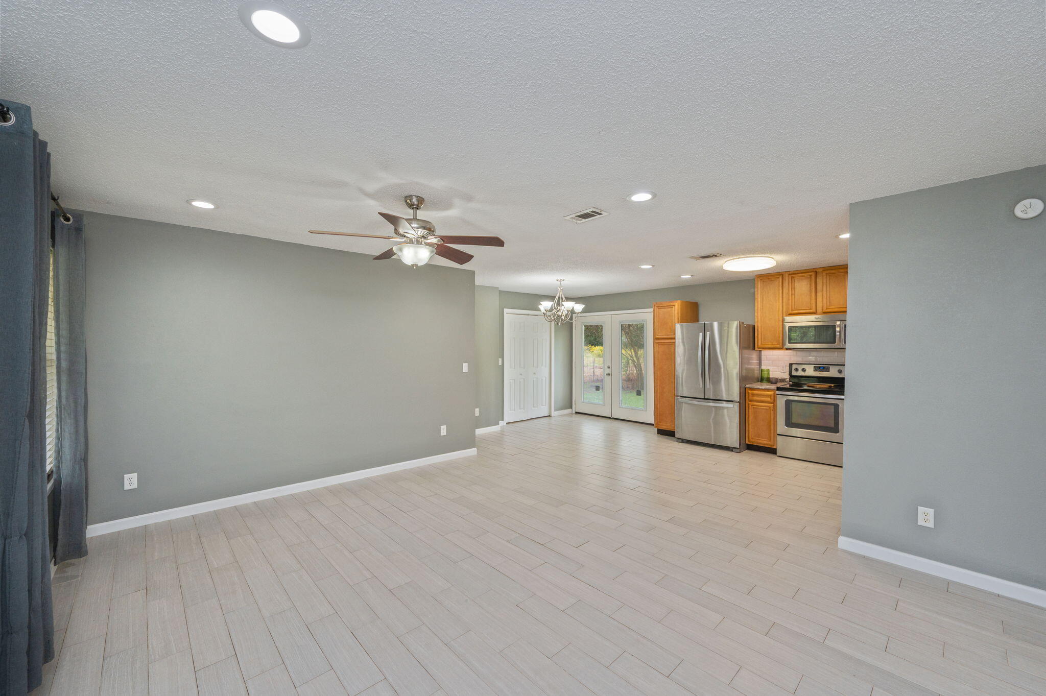 91 North Street DeFuniak Springs, FL 32433 - Photo 10 of 55 a view of an empty room with a window