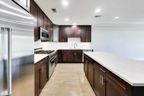 $675,000 | 1915 West Diversey Parkway, Unit 402, Chicago, IL 60614