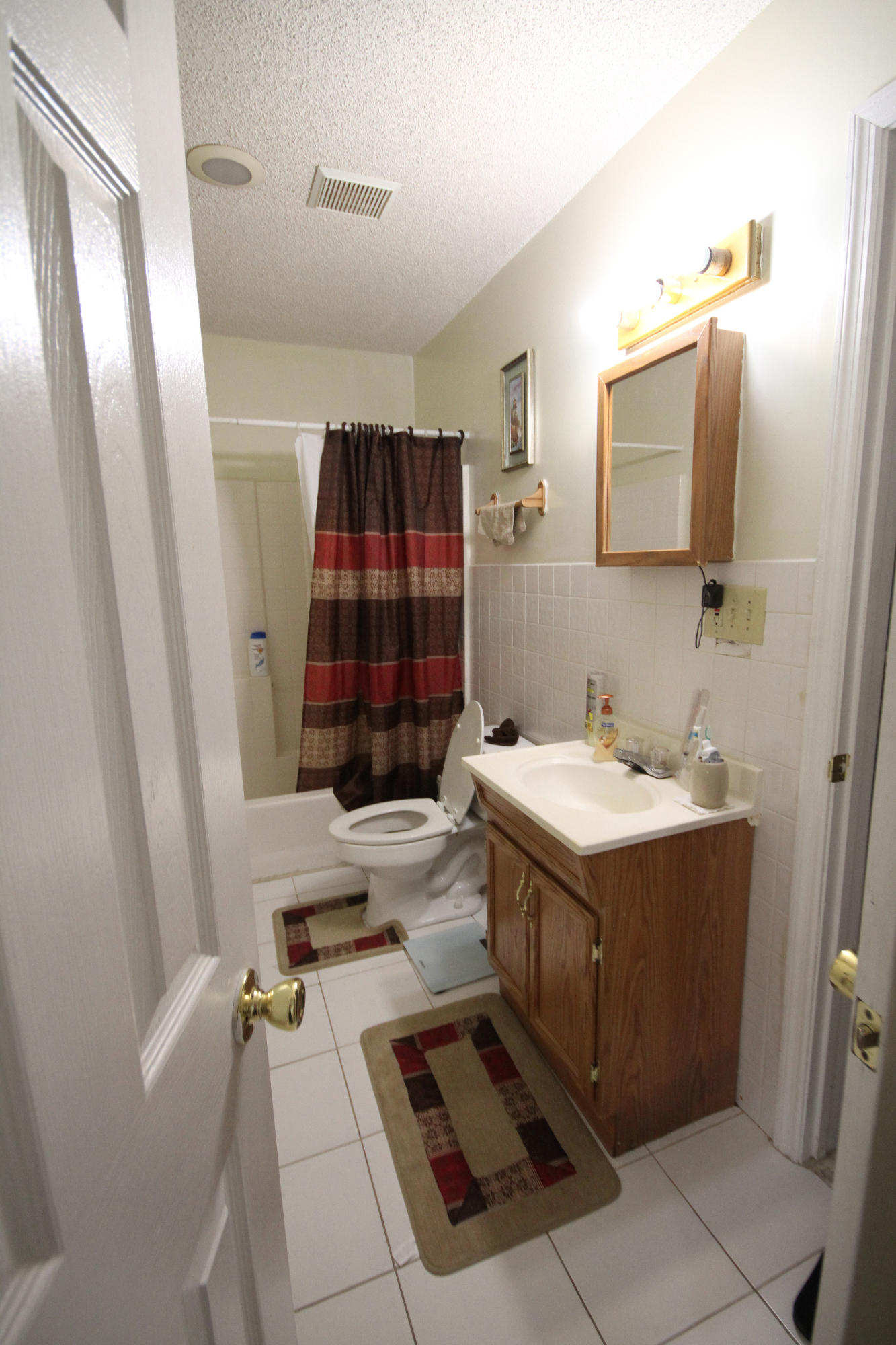 148 Line Street Charleston, SC 29403 - Photo 7 of 10 backaptbath