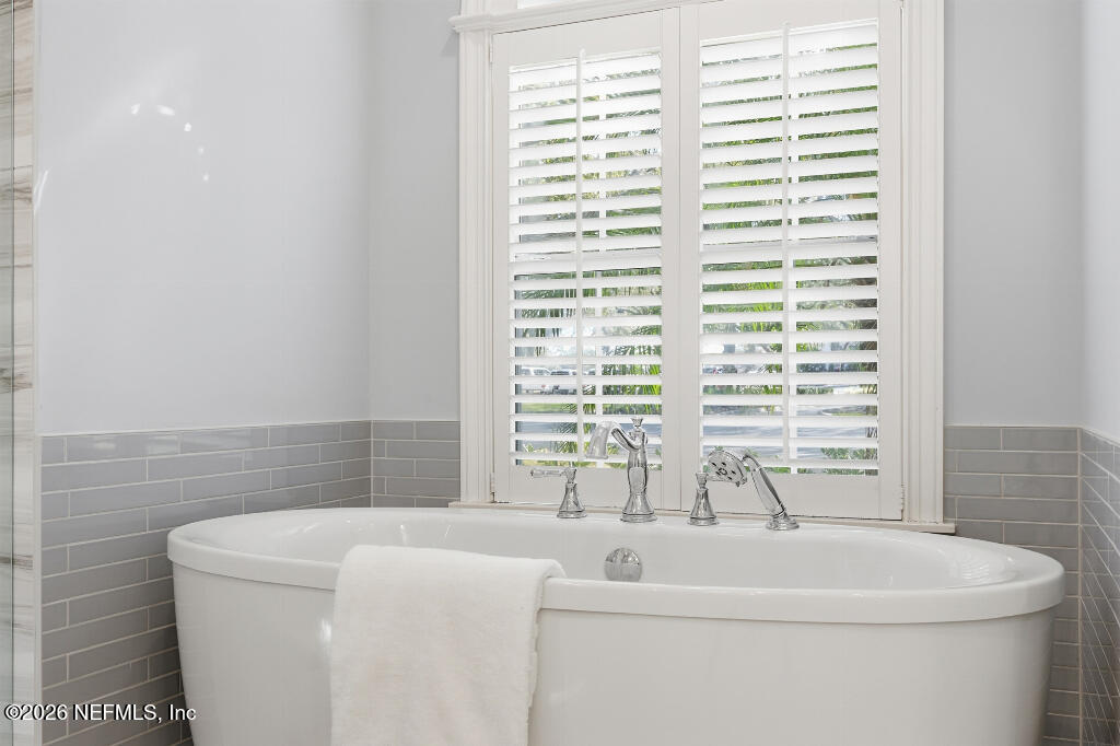 7956 Hollyridge Road Jacksonville, FL 32256 - Photo 24 of 50 a bathroom with a bathtub and a window