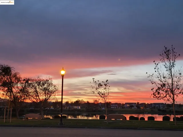 a view of sitting area with furniture