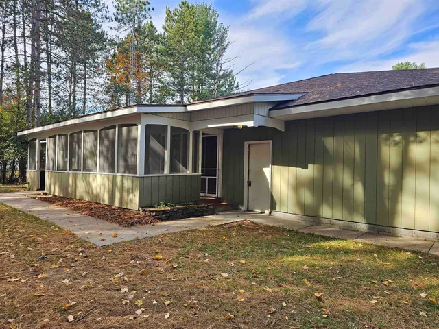$329,000 | N2071 Mary Jane Circle, Waupaca, WI 54981