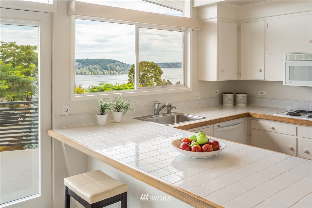 7215 South Sunnycrest Road Seattle, WA 98178 - Photo 8 of 20