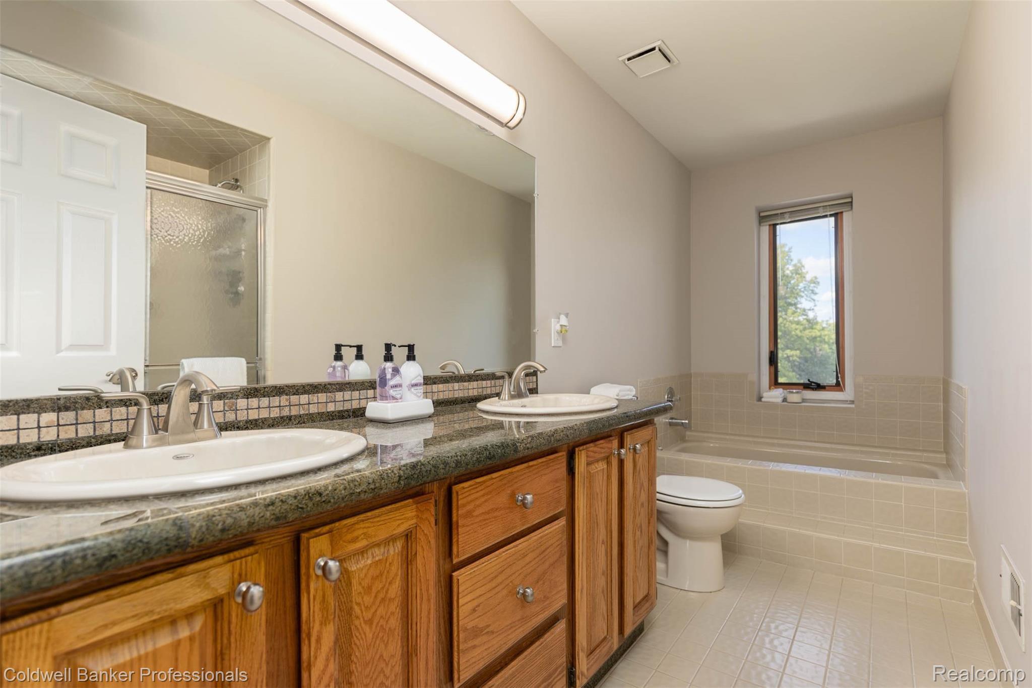 3472 Wedgewood Drive Rochester, MI 48306 - Photo 33 of 46 Second Floor Full Bath