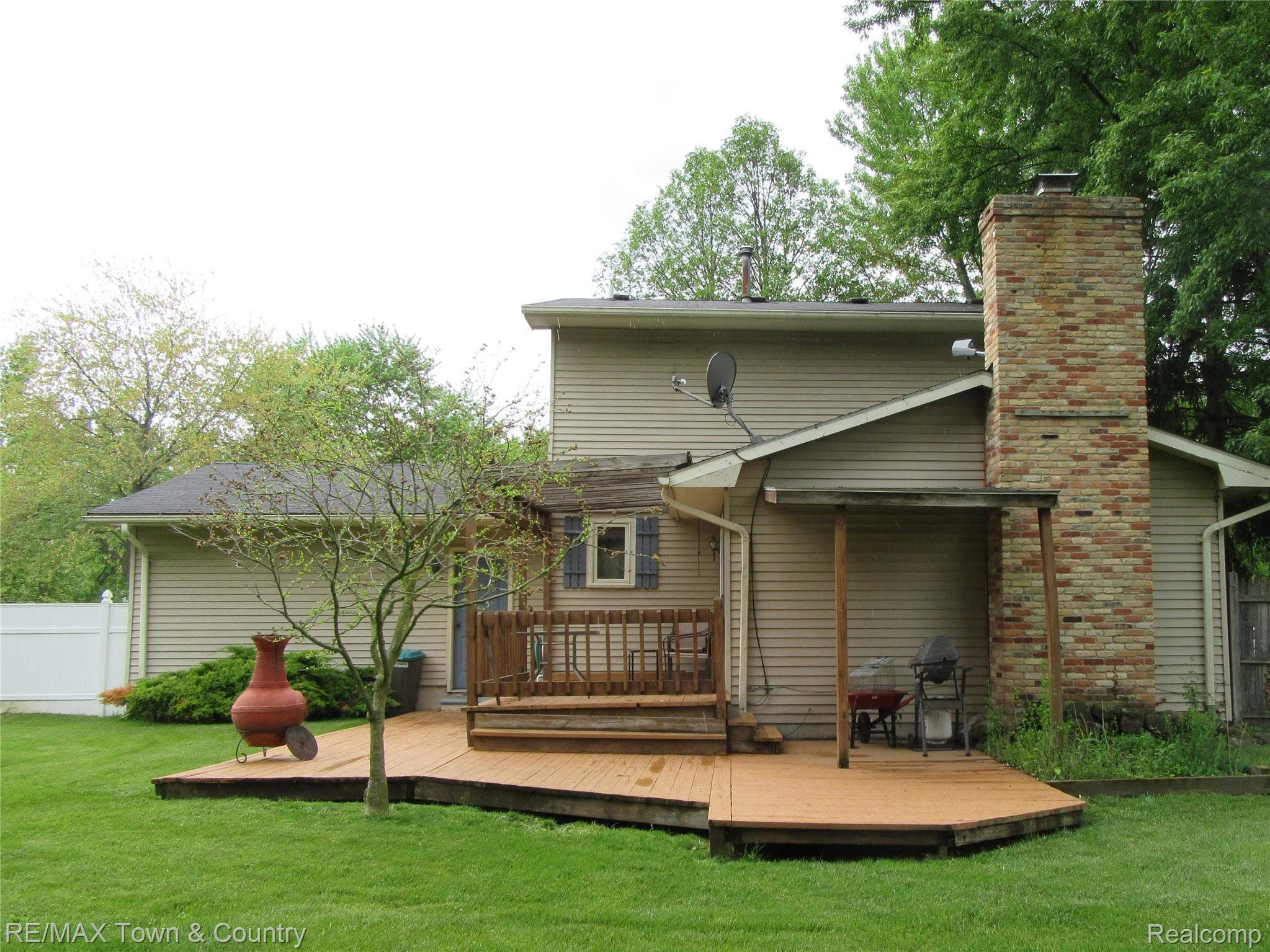 1021 Stonehenge Road Flint, MI 48532 - Photo 29 of 30 astone back.jpg