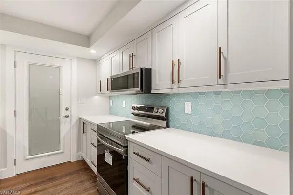 $899,900 | 2850 Gulf Shore Boulevard North, Unit 106, Naples, FL 34103