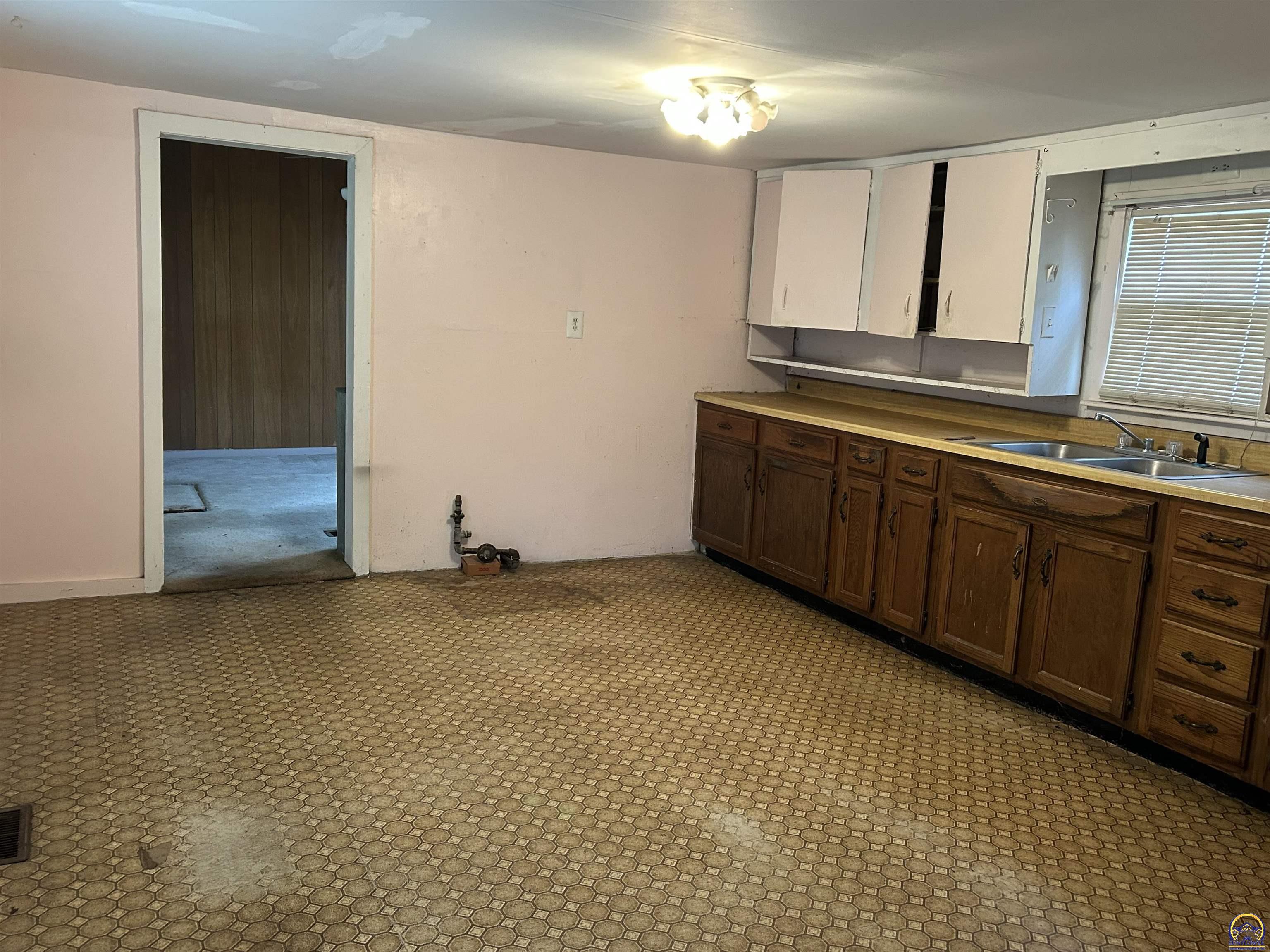 202 Southeast Klein Street Topeka, KS 66607 - Photo 6 of 10