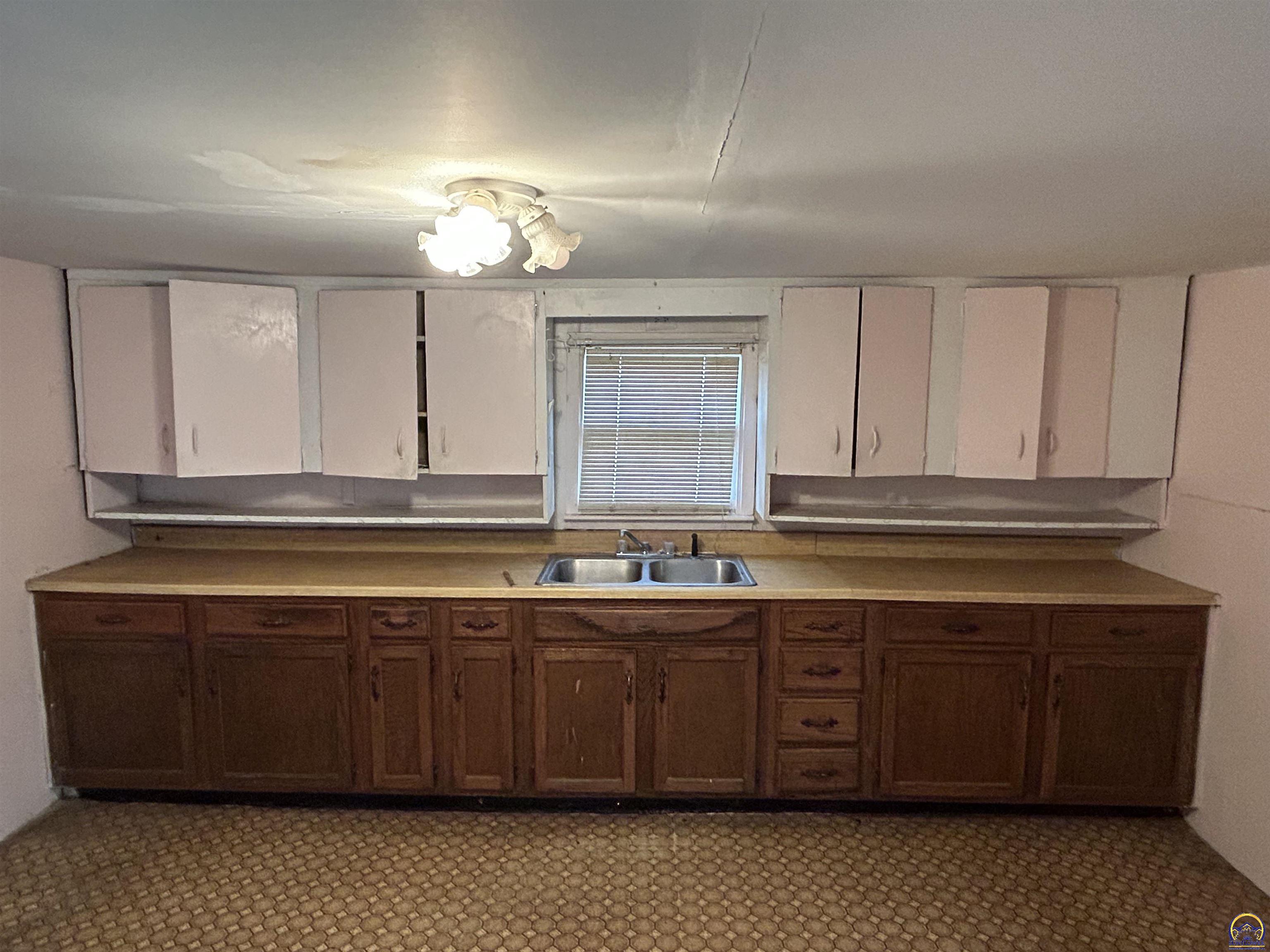 202 Southeast Klein Street Topeka, KS 66607 - Photo 7 of 10