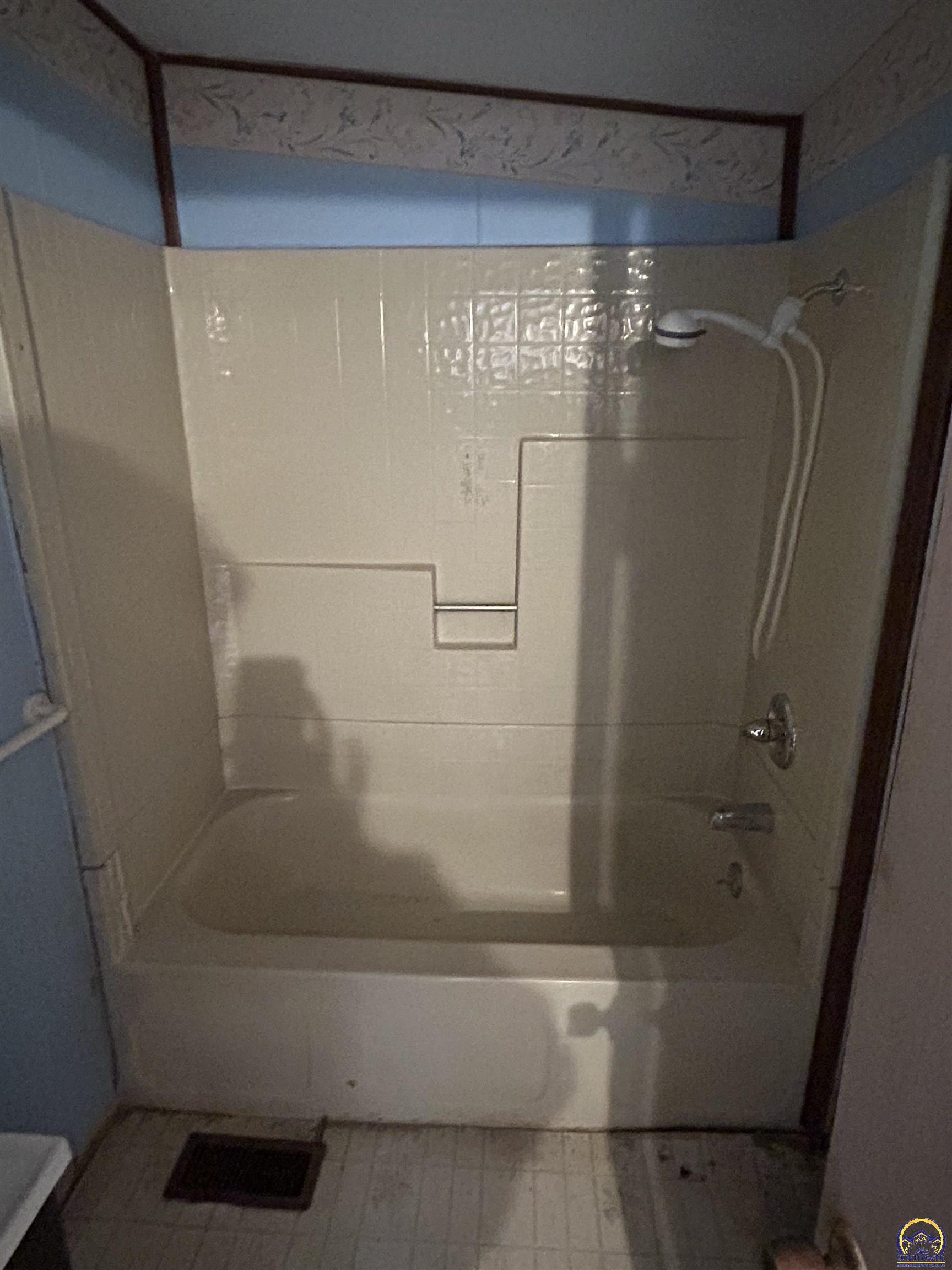 202 Southeast Klein Street Topeka, KS 66607 - Photo 9 of 10