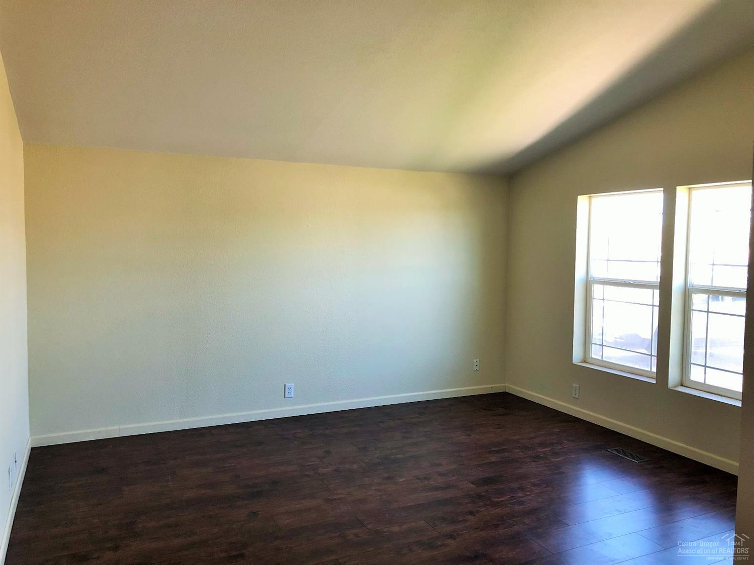 435 Scenic Loop Culver, OR 97734 - Photo 2 of 15 Living room