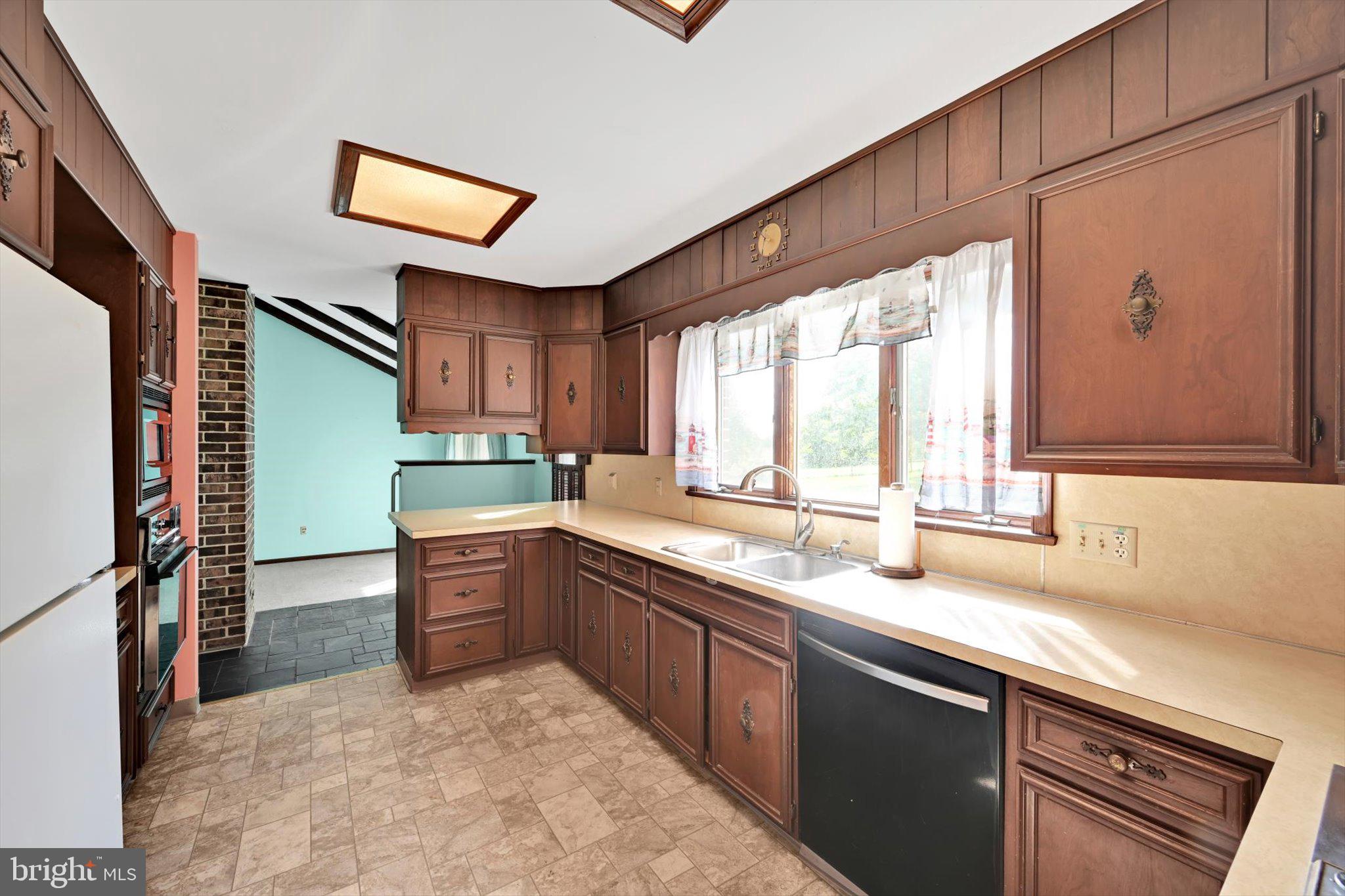 727 North Church Road Sinking Spring, PA 19608 - Photo 9 of 40 Kitchen