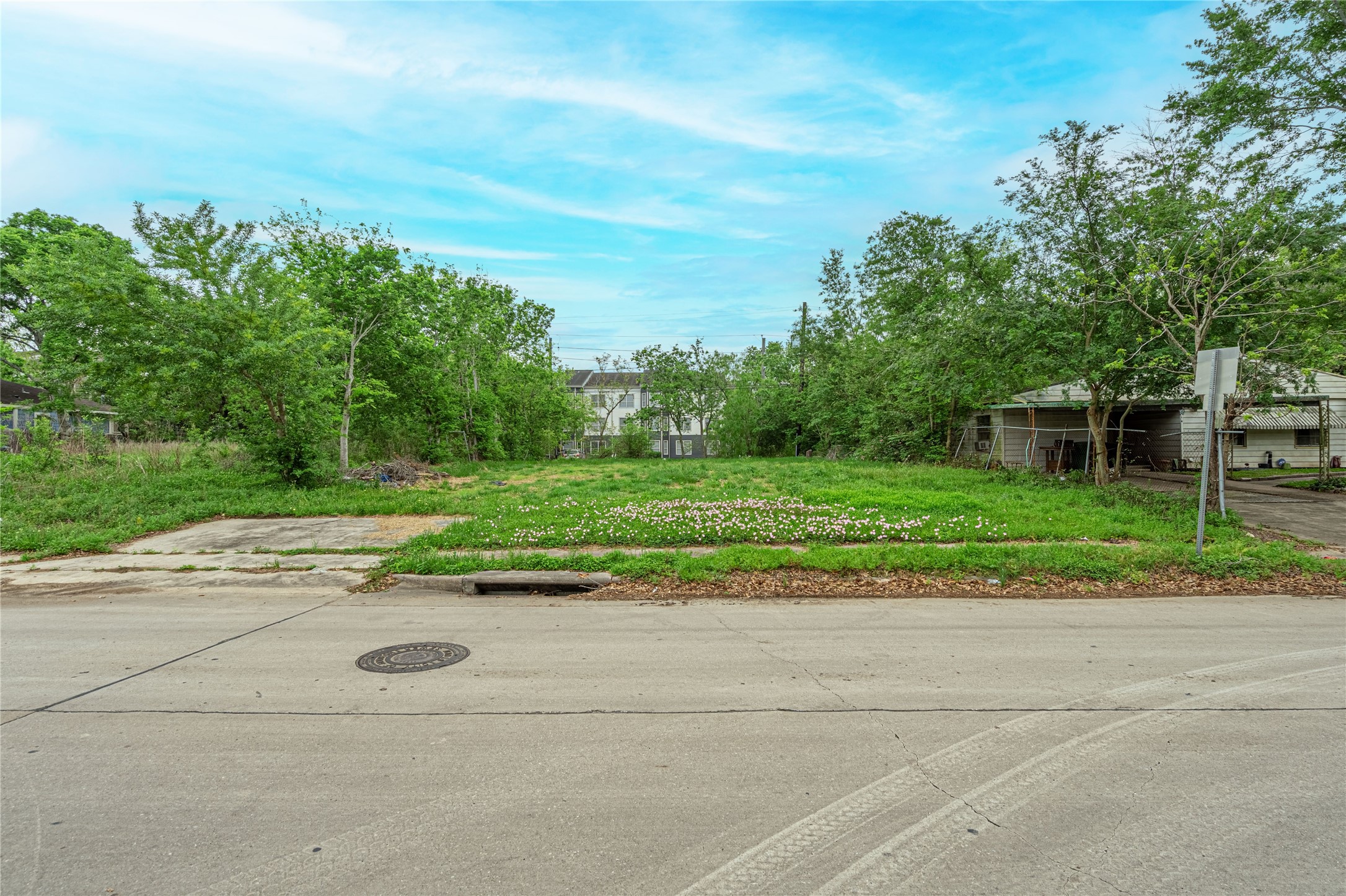 6031 Beekman Road Houston, TX 77021 - Photo 5 of 6 a view of a house with a big yard