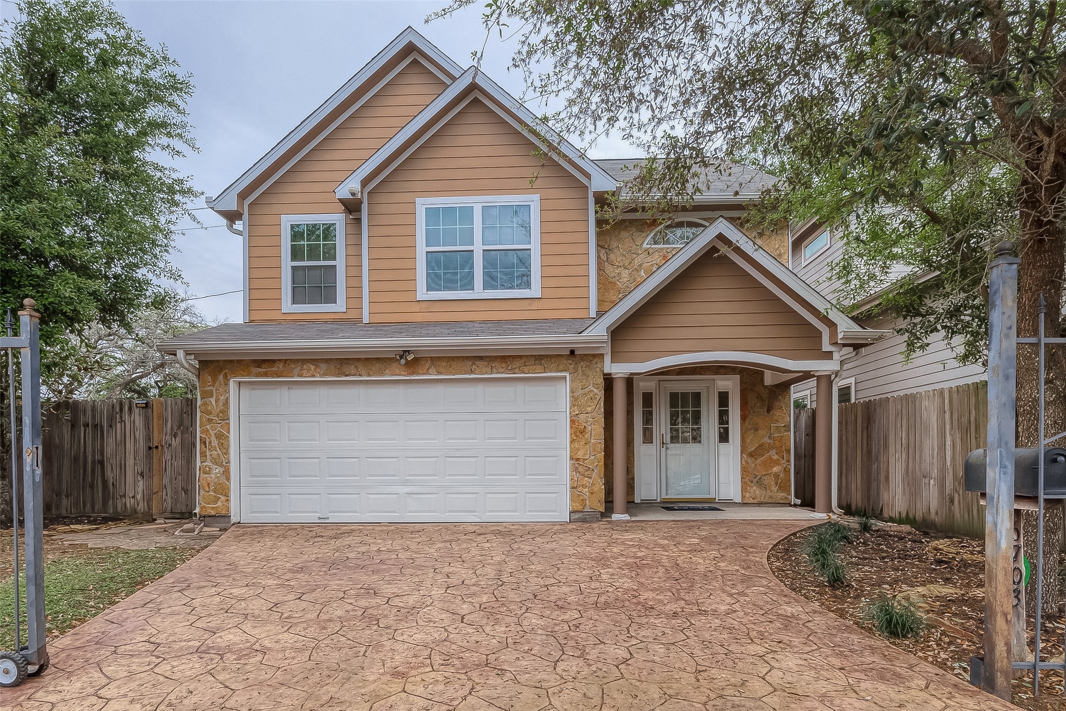6703 Winton Street Houston, TX 77021 - Photo 48 of 49 Beautiful stone work leading up to two car attached garage