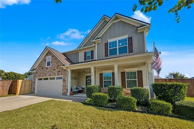 a view of a house with a yard