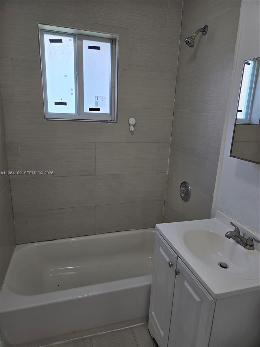 535 Northwest 7th Street, Unit 9 Miami, FL 33136 - Photo 20 of 22 a bathroom with a bathtub