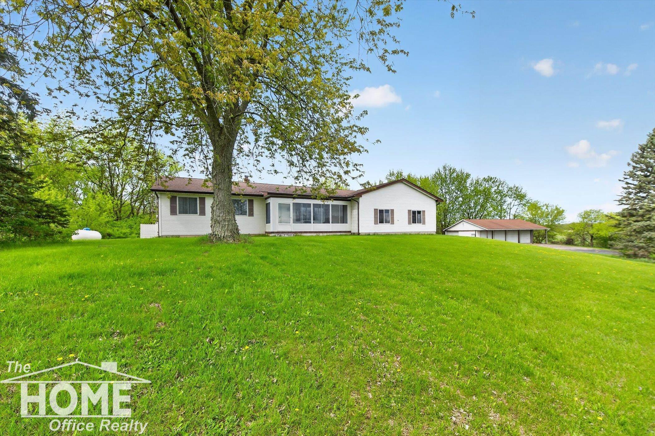 6444 Grand River Road Bancroft, MI 48414 - Photo 2 of 41