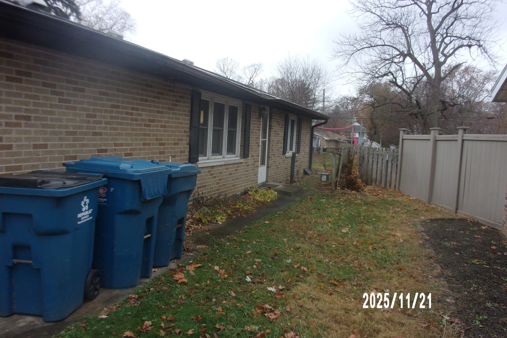 431 South 5th Street Watseka, IL 60970 - Photo 4 of 11 a backyard of a house
