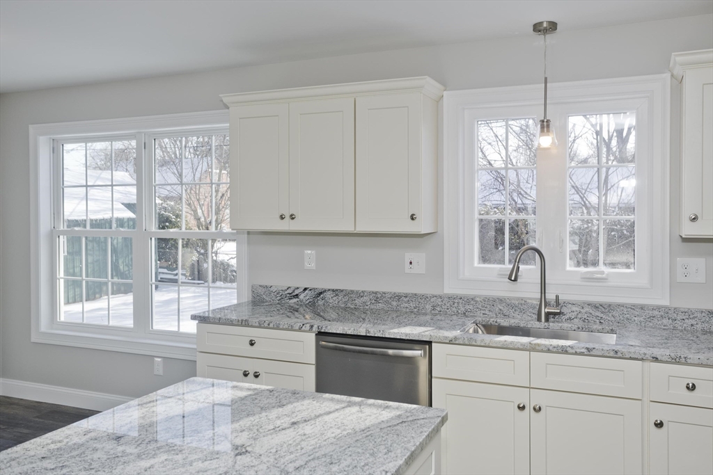 37 Ontario Street Springfield, MA 01104 - Photo 2 of 40