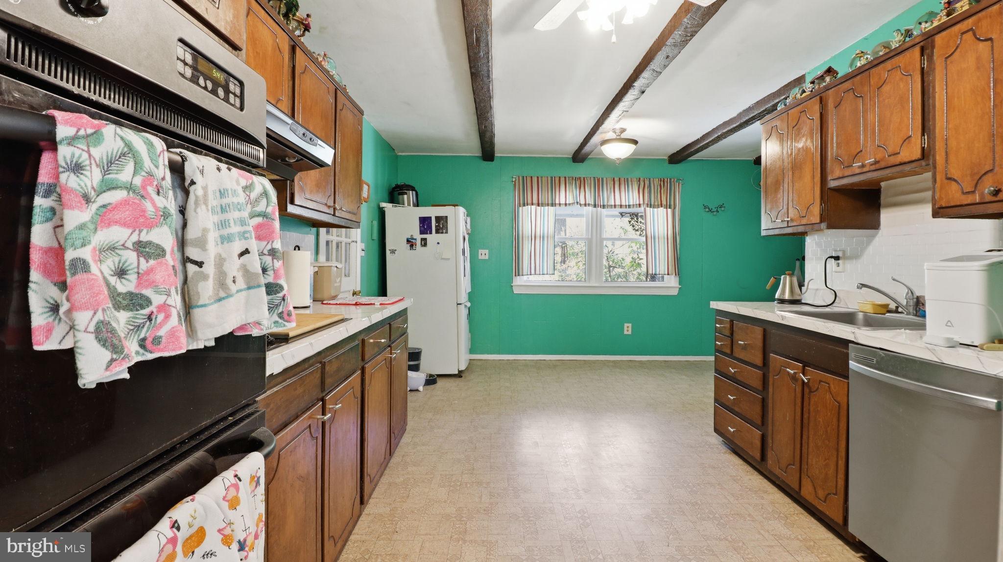 13408 Kris Ran Court Fort Washington, MD 20744 - Photo 11 of 49 Bright and inviting kitchen space.