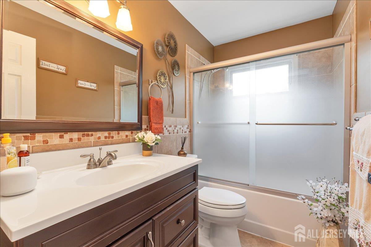 53 University Road East Brunswick, NJ 08816 - Photo 7 of 24
