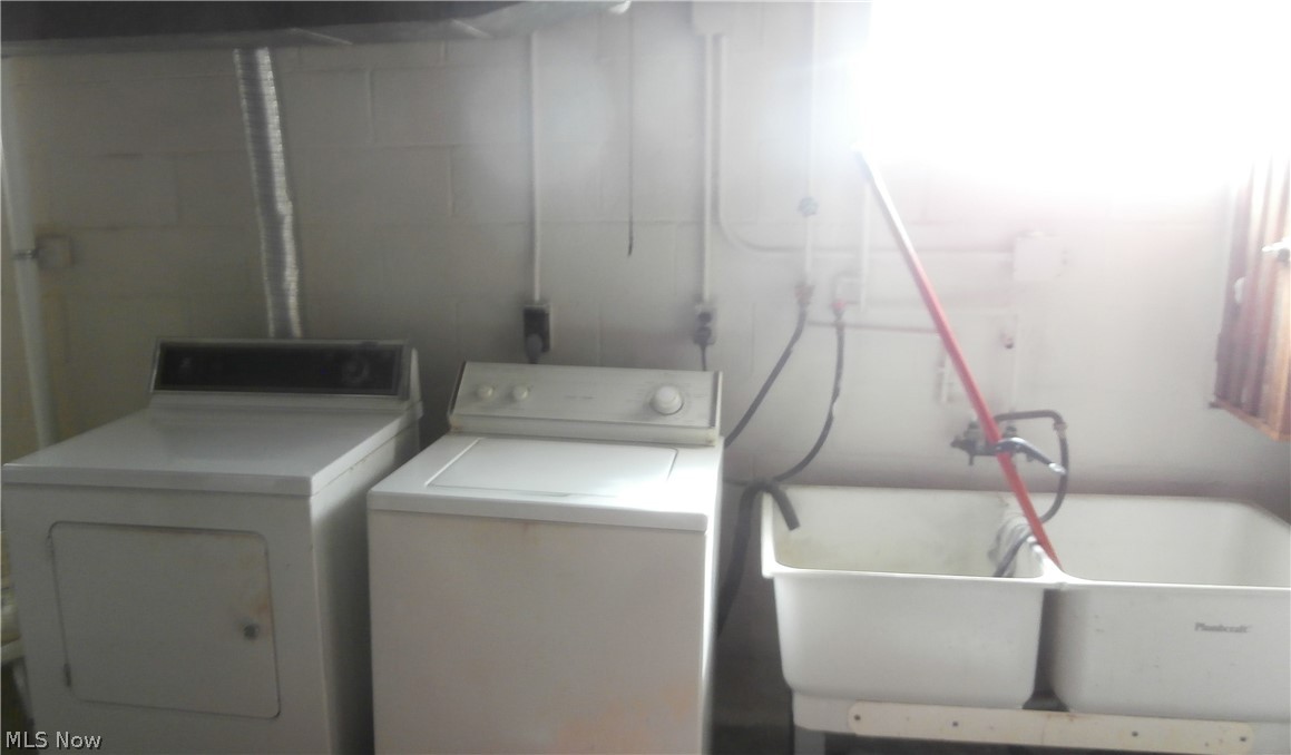 355 Barrington Ridge Road Painesville, OH 44077 - Photo 17 of 25 Washer and dryer stay