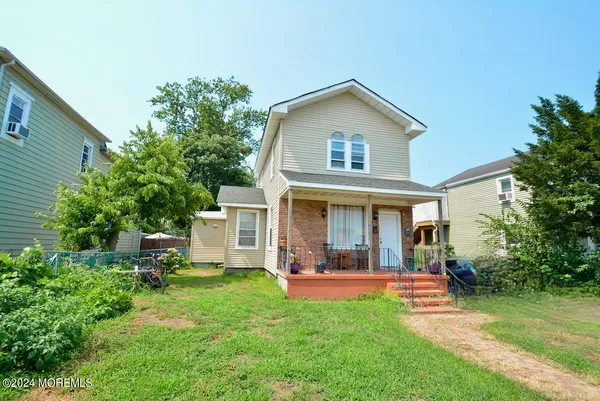 a view of an house with backyard space and garden
