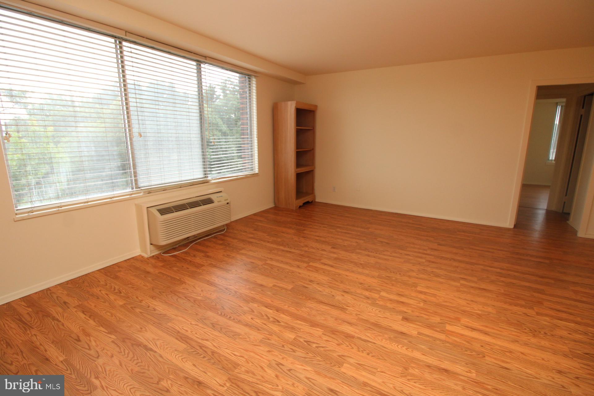 9701 Fields Road, Unit 407 Gaithersburg, MD 20878 - Photo 9 of 29 Living Room