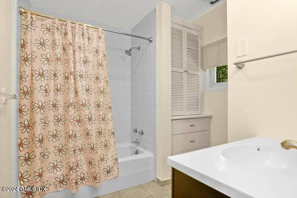 21 Hycliff Road, Unit COTTAGE Greenwich, CT 06831 - Photo 5 of 7 a bathroom with a bathtub and shower