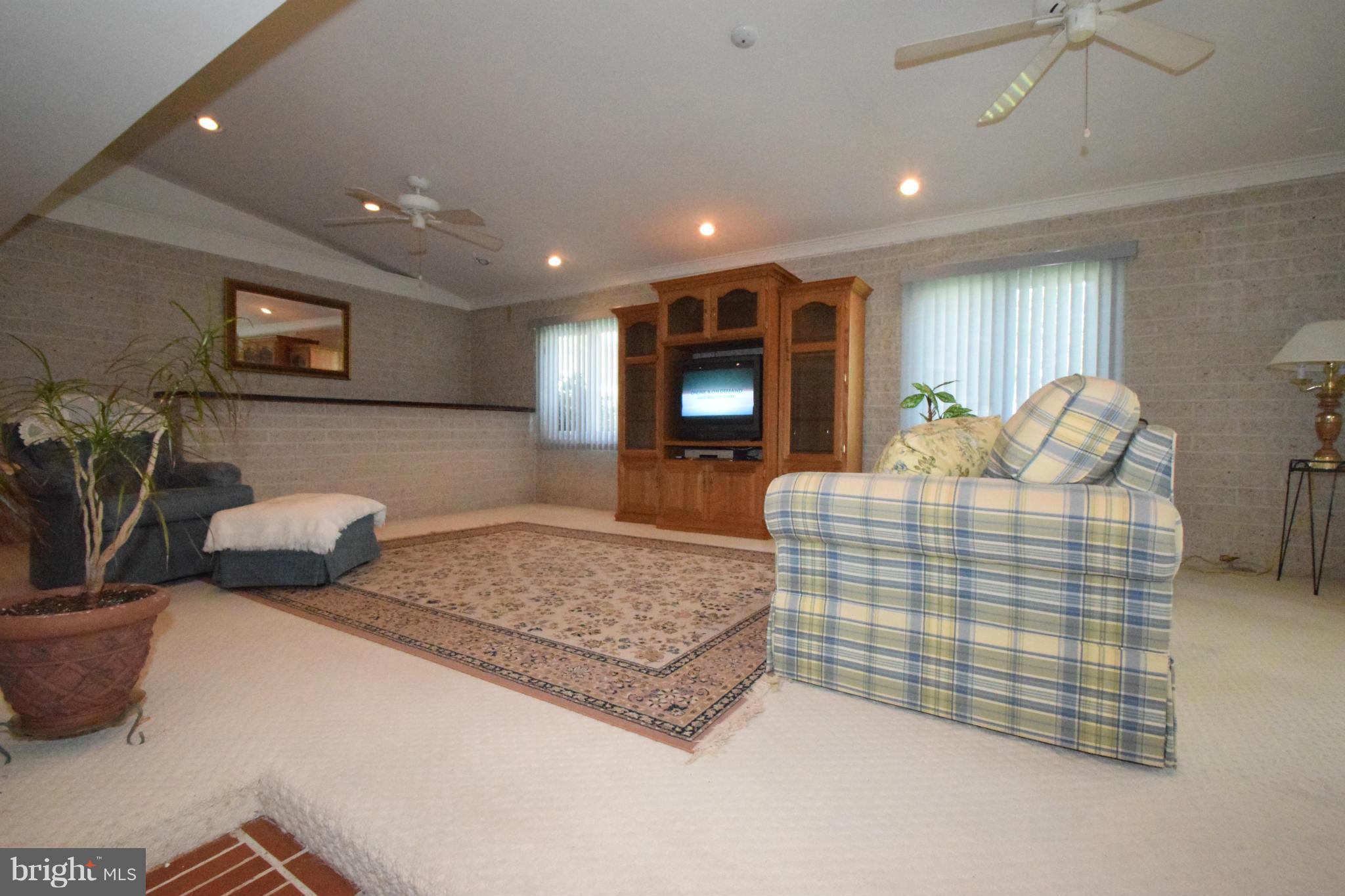 2501 Oak Manor Road Baltimore, MD 21219 - Photo 8 of 13 Family Room