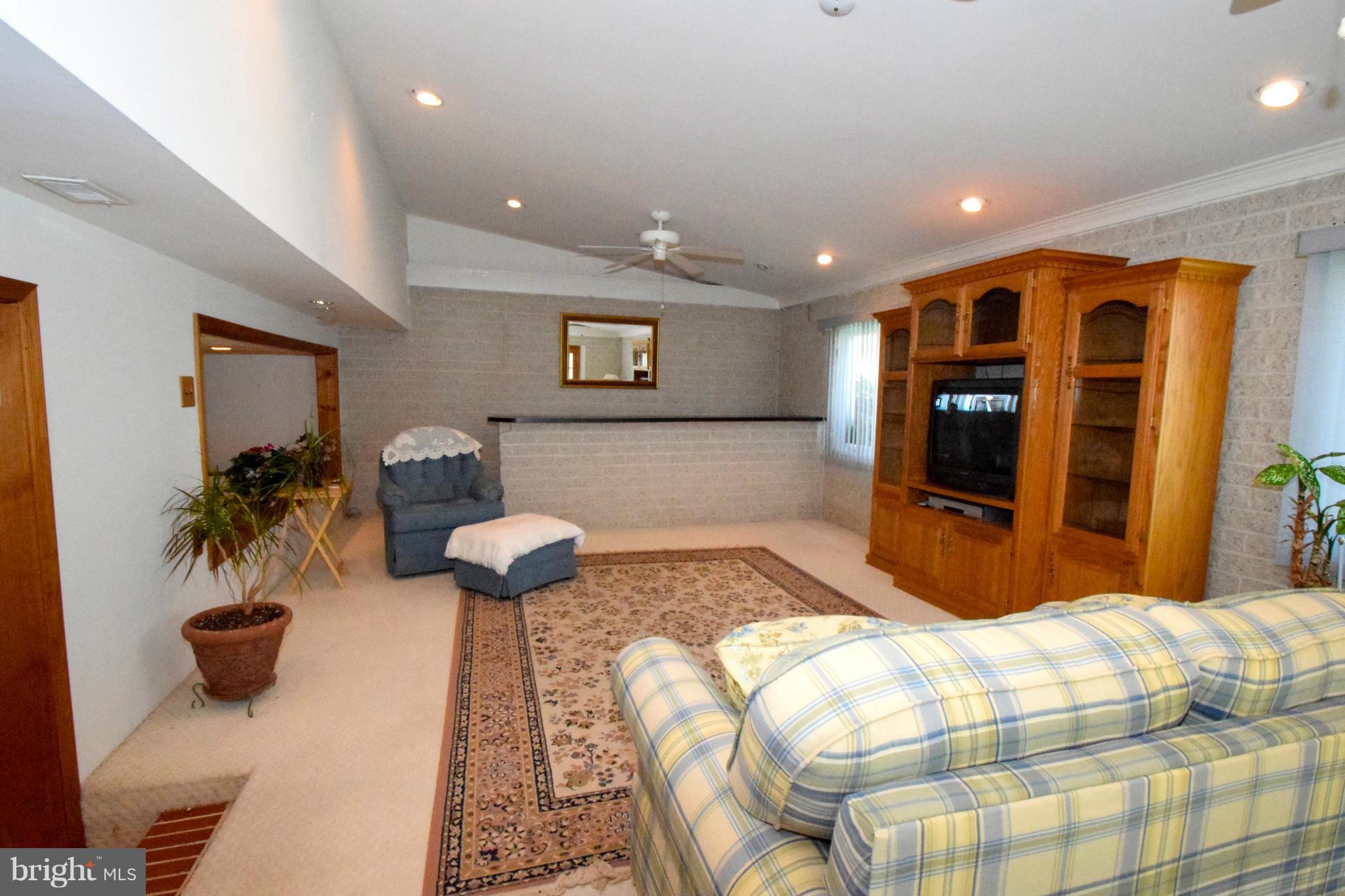 2501 Oak Manor Road Baltimore, MD 21219 - Photo 9 of 13 Family Room