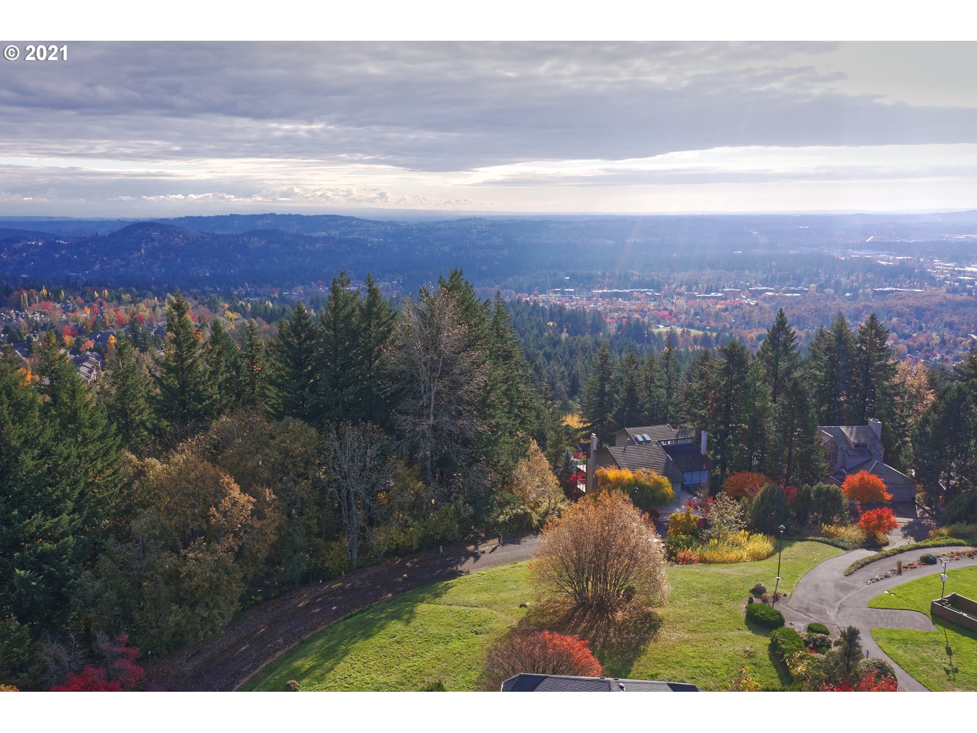 Nansen Summit Lake Oswego, OR 97035 - Photo 21 of 21 a view of a sky from a yard