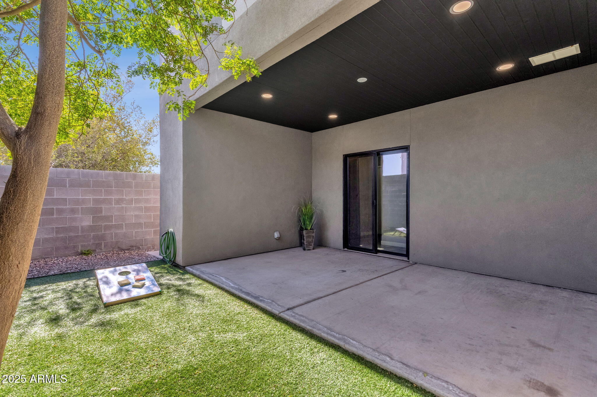 2727 East Thomas Road, Unit 9 Phoenix, AZ 85016 - Photo 37 of 46 a view of a porch with a table and chairs