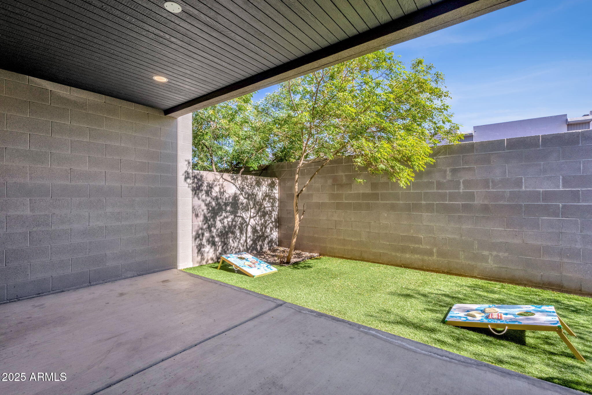 2727 East Thomas Road, Unit 9 Phoenix, AZ 85016 - Photo 39 of 46 a backyard of a house with lots of green space