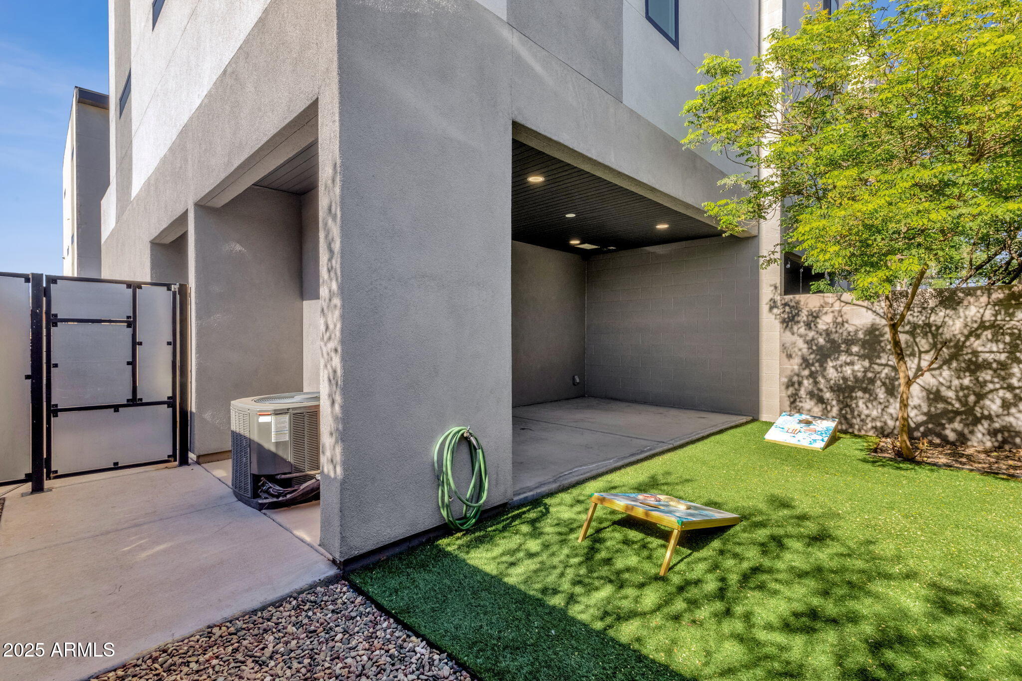 2727 East Thomas Road, Unit 9 Phoenix, AZ 85016 - Photo 40 of 46 a backyard of a house with table and chairs