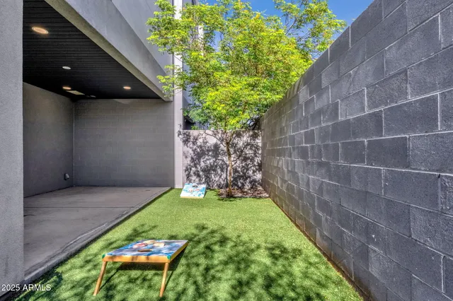 a view of a backyard