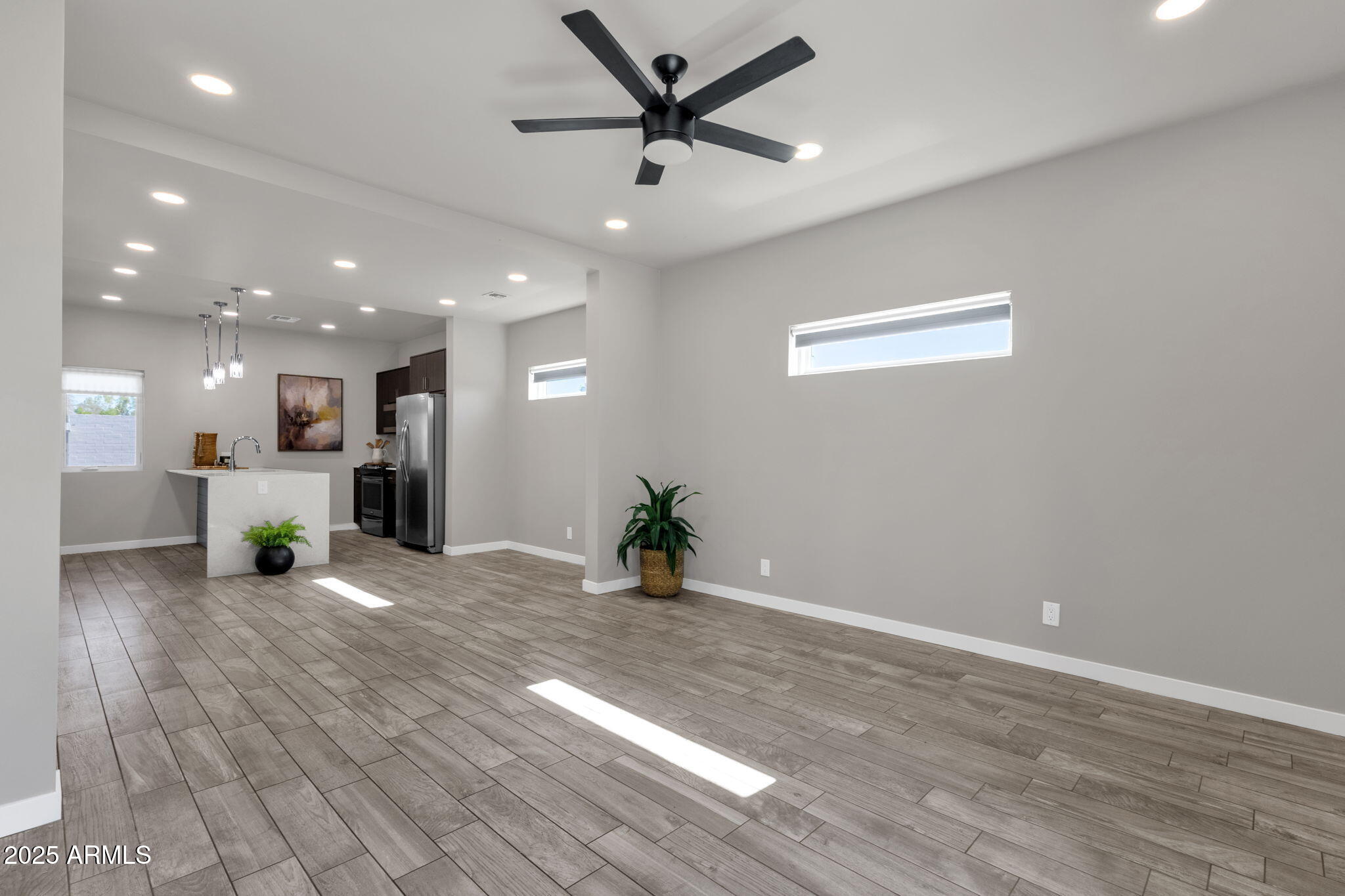 2727 East Thomas Road, Unit 9 Phoenix, AZ 85016 - Photo 7 of 46 a view of a livingroom with a kitchen