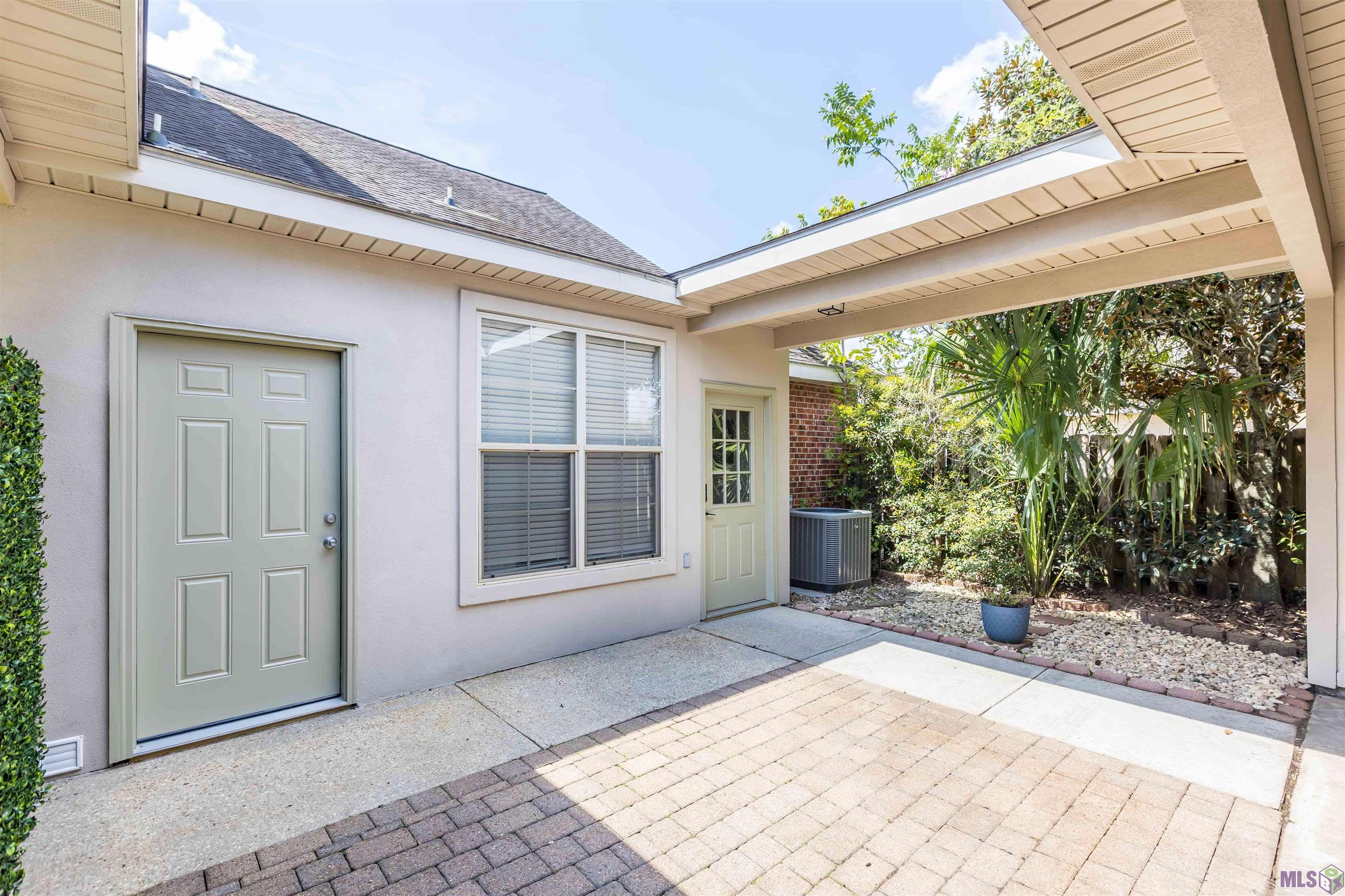 10600 Lakes Boulevard, Unit 201 Baton Rouge, LA 70810 - Photo 25 of 27 Private courtyard