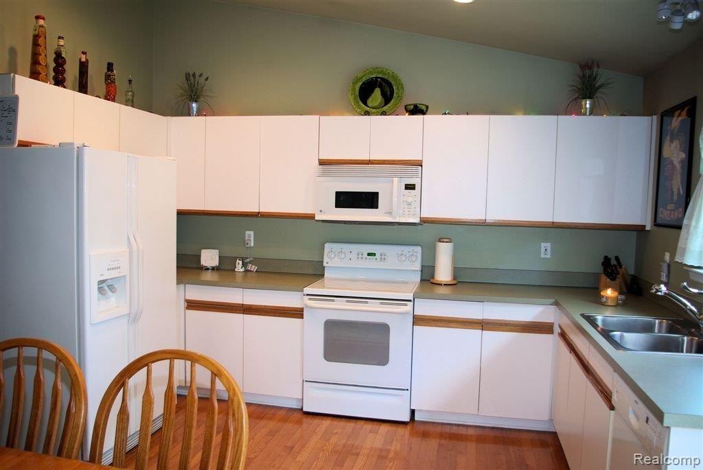 3057 York Road Rochester, MI 48309 - Photo 4 of 16 Kitchen
