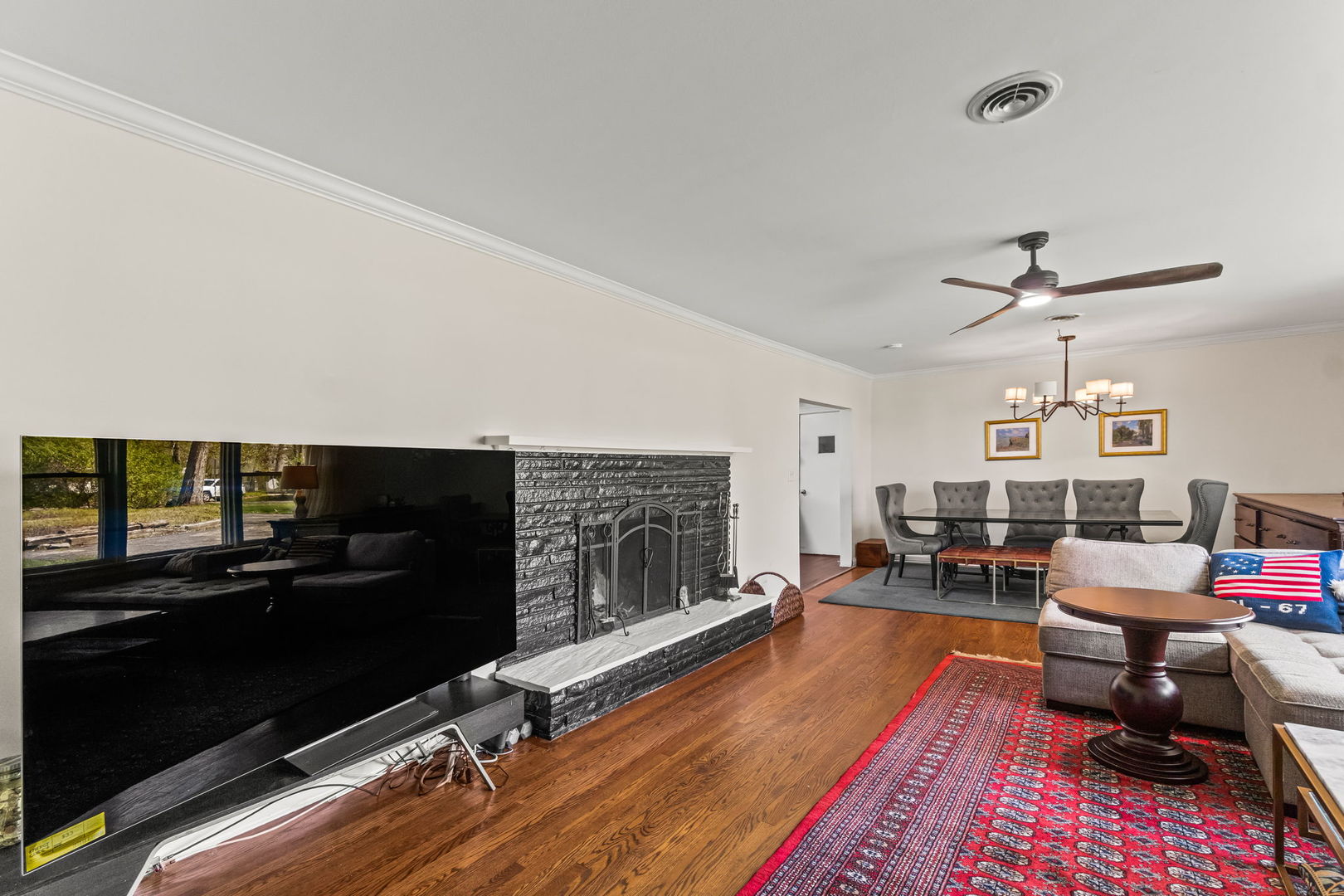 219 East Sheridan Road Lake Bluff, IL 60044 - Photo 5 of 28 a living room with furniture flat screen tv and a fireplace