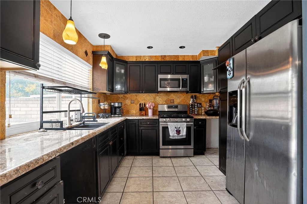 21983 Centurion Way Saugus, CA 91350 - Photo 7 of 19