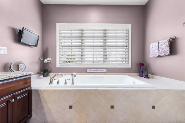 $750,000 | 10125 Creek Ridge Trail, Belvidere, IL 61008