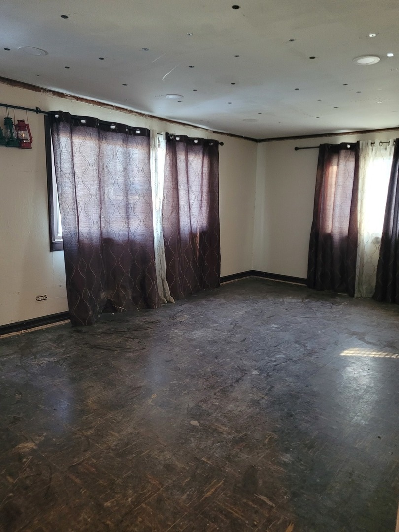 7911 45th Street Lyons, IL 60534 - Photo 11 of 15 an empty room with windows