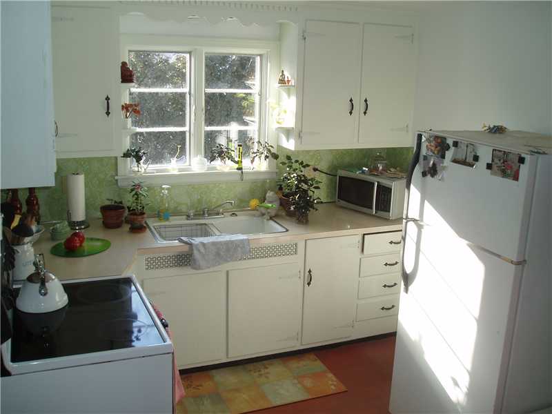 104 Beach Road Bristol, RI 02809 - Photo 6 of 21 Kitchen. BRIGHT & SUNNY
