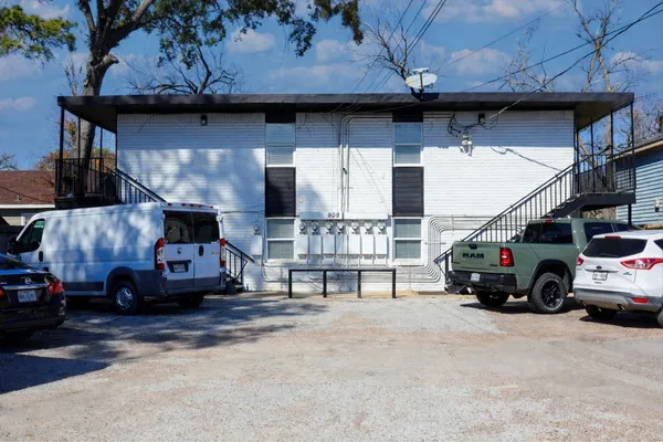 $799,999 | 909 Yorkshire Street, Unit 8, Houston, TX 77022