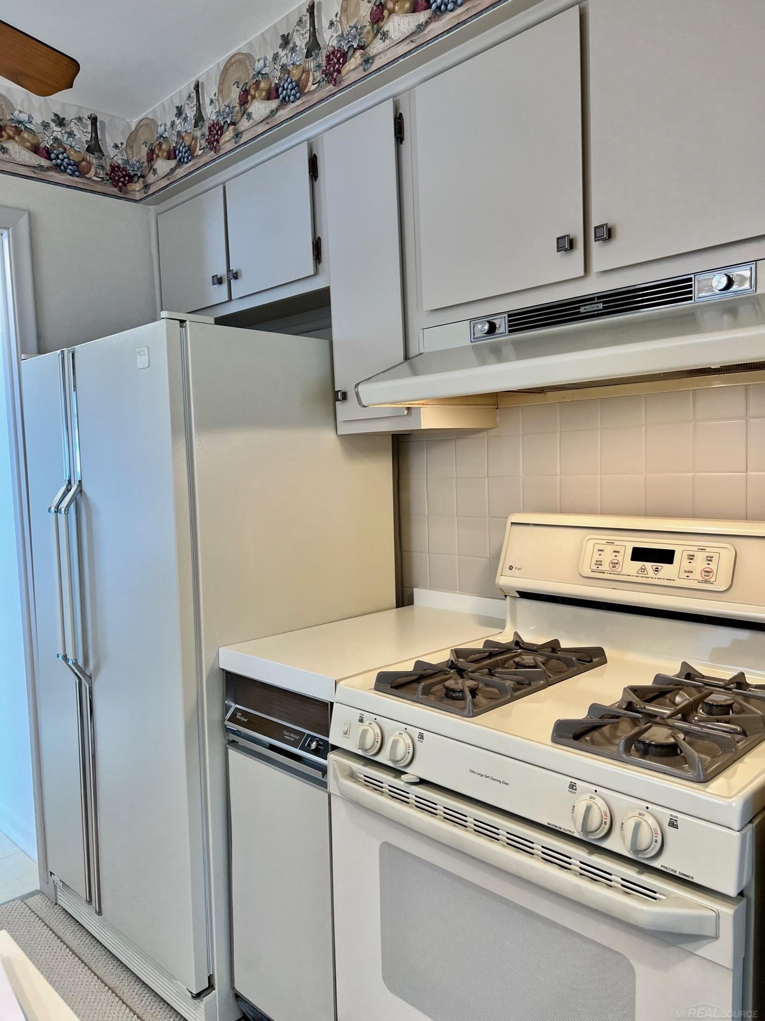 2181 Ridgemont Road Grosse Pointe, MI 48236 - Photo 8 of 29 50105260-7.JPG