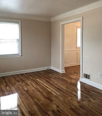 Living room entrance to the dining room