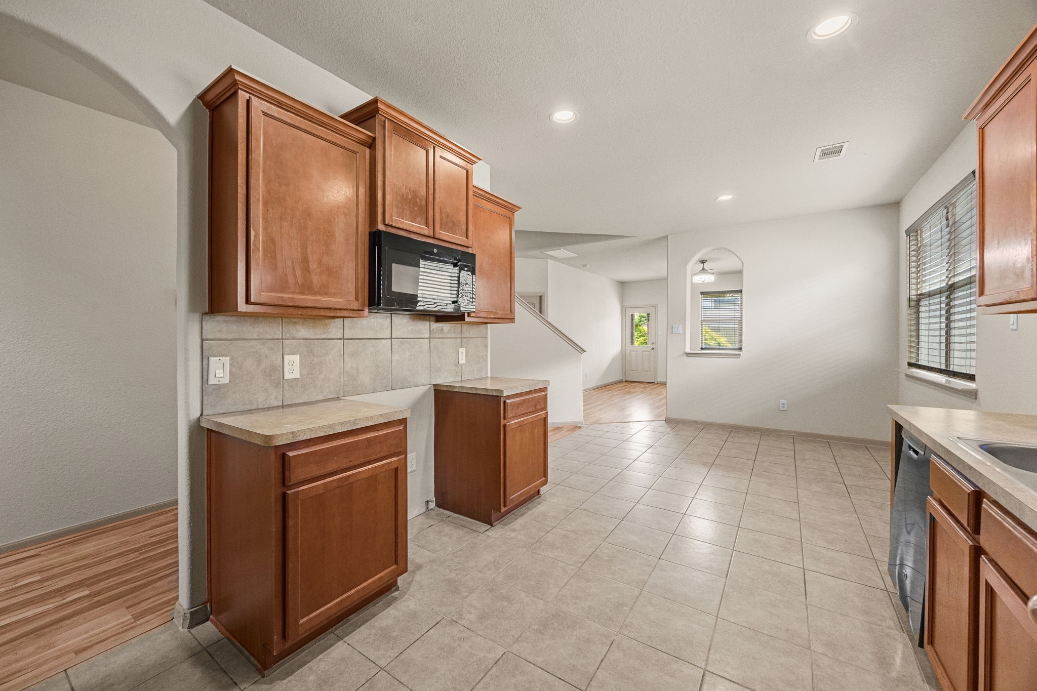 3606 Canvasback Lane Houston, TX 77047 - Photo 7 of 29 Open kitchen layout offers ample prep space and overlooks the main living areas, perfect for entertaining.