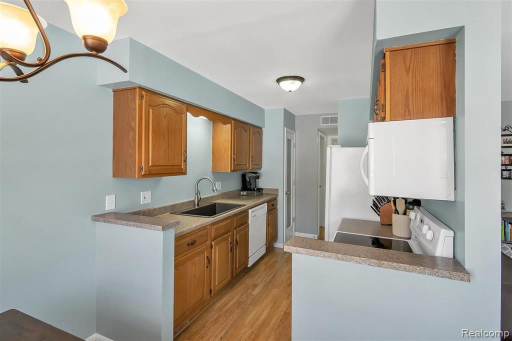 3677 Dearborn Avenue Rochester Hills, MI 48309 - Photo 11 of 28